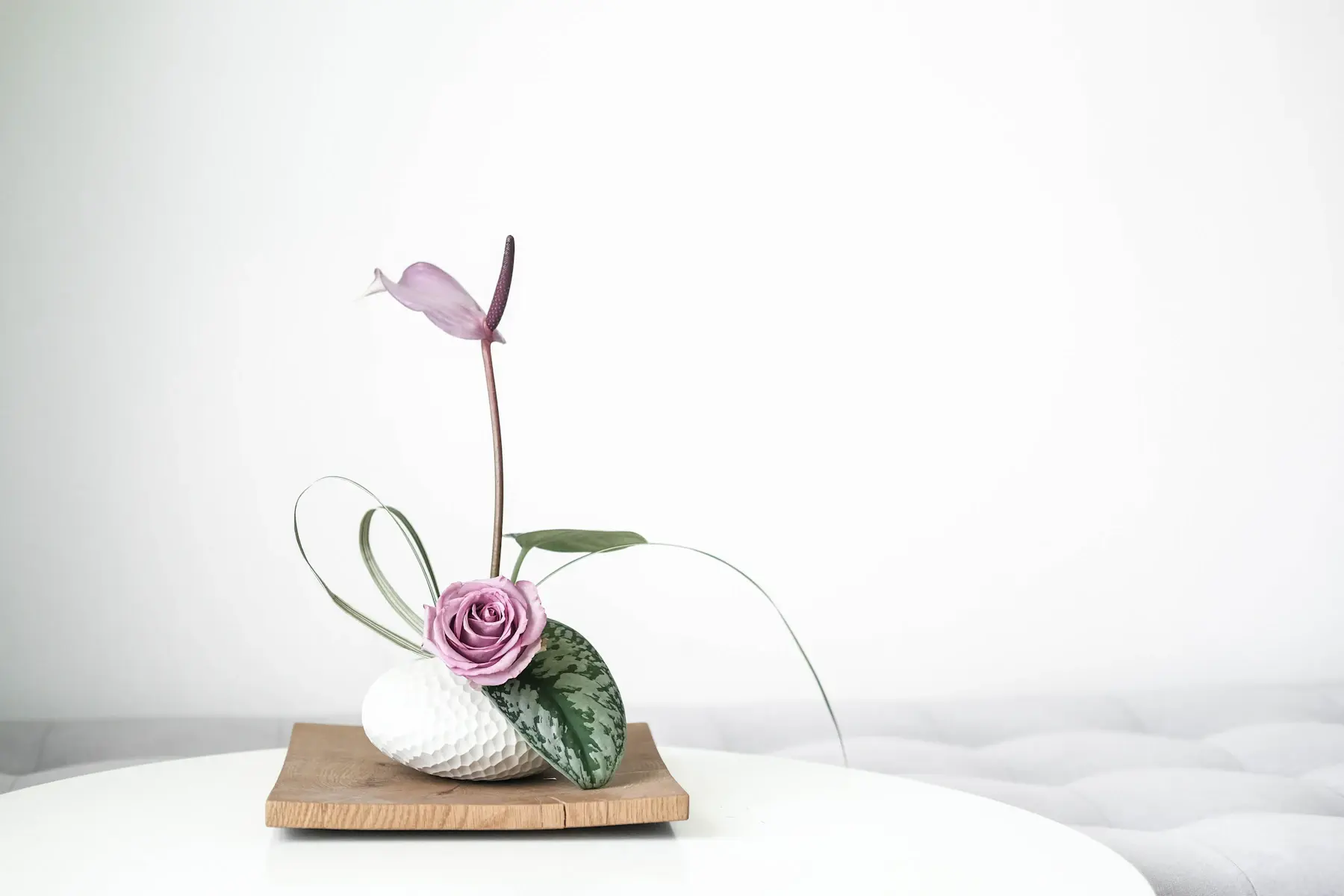 A minimalist ikebana flower arrangement